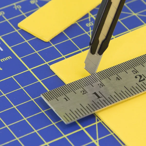 Couteau à lame rétractable étroit Modelcraft avec 10 lames 9 x 0,3 mm