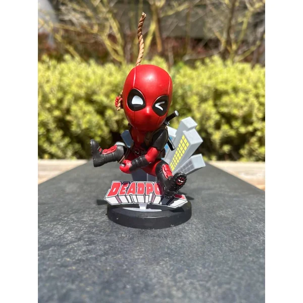 MARVEL - YUME HERO BOX - SERIE CLASIQUE - FIGURINE DEADPOOL SAUTANT 10 CM