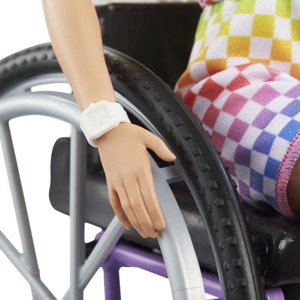 Mattel Barbie Modèle en fauteuil roulant avec une combinaison à carreaux