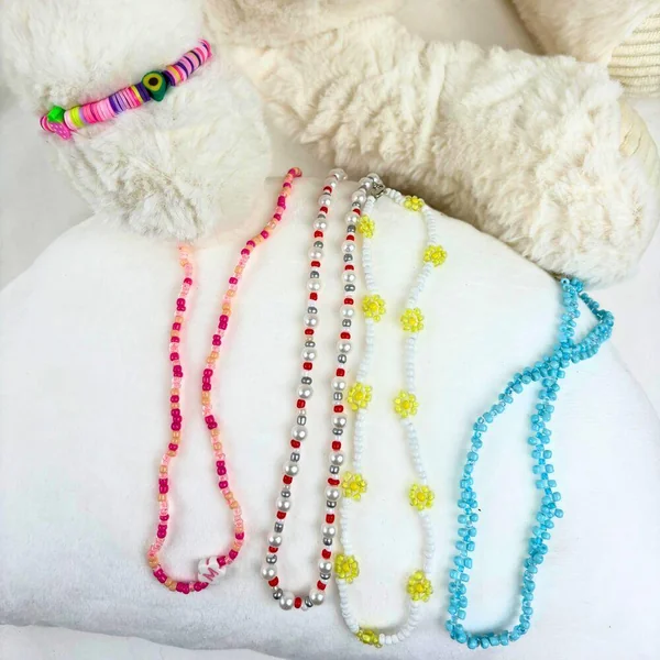 SET DE PERLES 27 CASES AVEC PERLES NACREES RONDES AVEC FIL ET CISEAUX